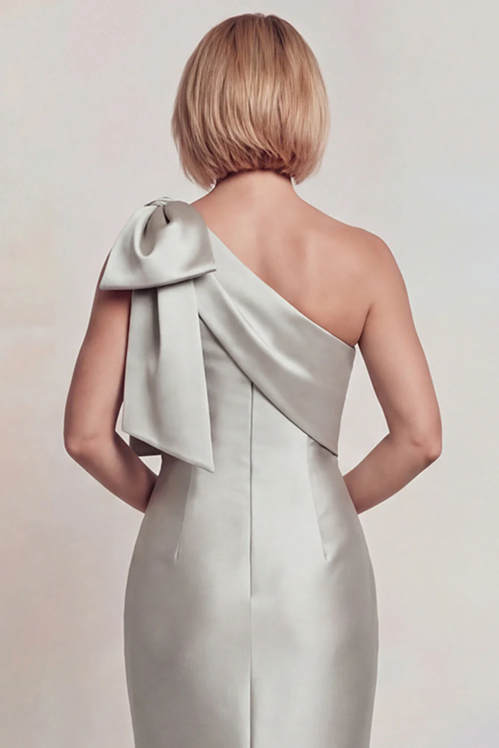 Robe de la mère de la mariée sirène grise en satin à une épaule avec nœud papillon - Image 4