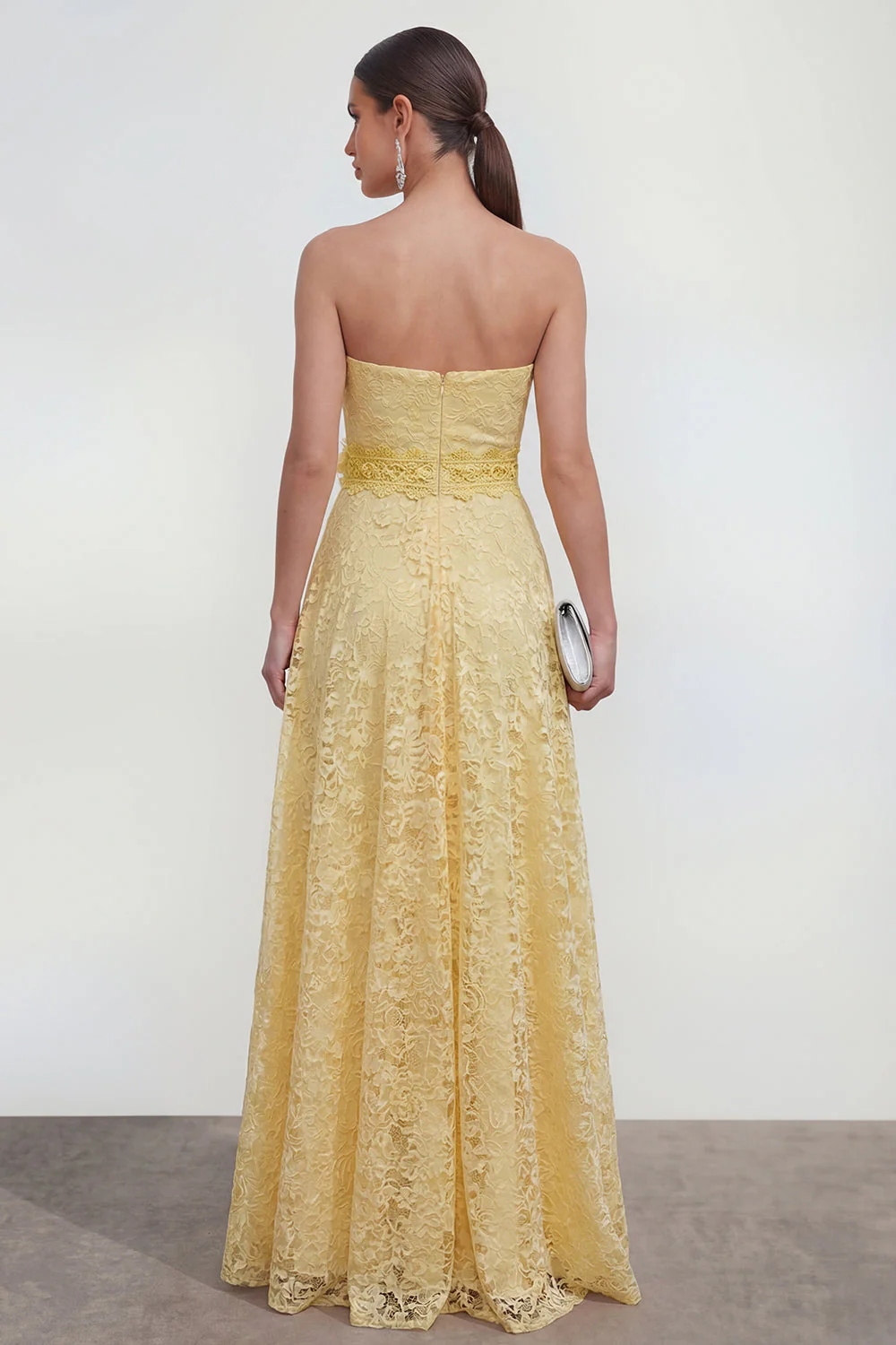 Robe de mariage jaune en dentelle longue en dentelle avec une fleur 3D - Image 2