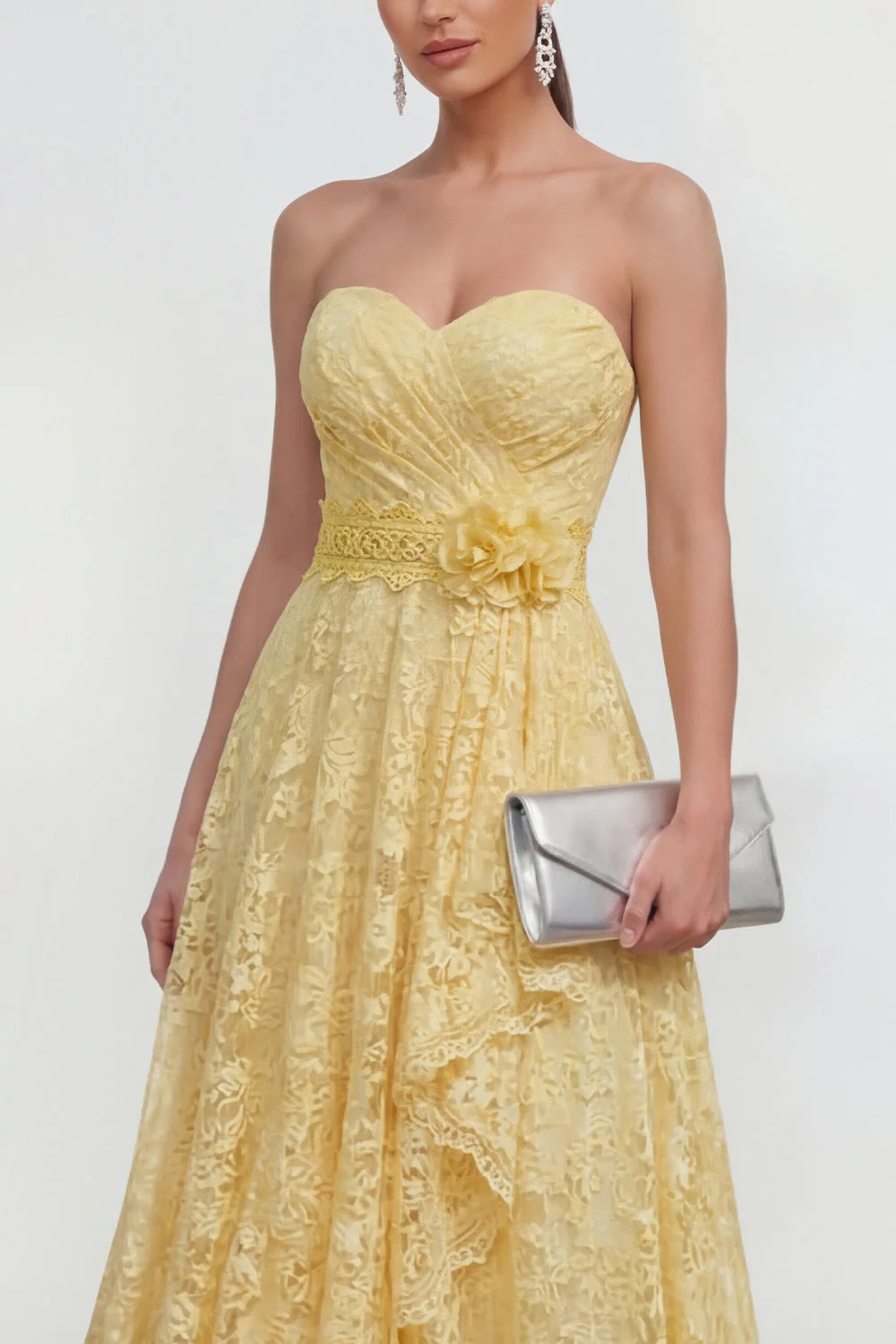 Robe de mariage jaune en dentelle longue en dentelle avec une fleur 3D - Image 3