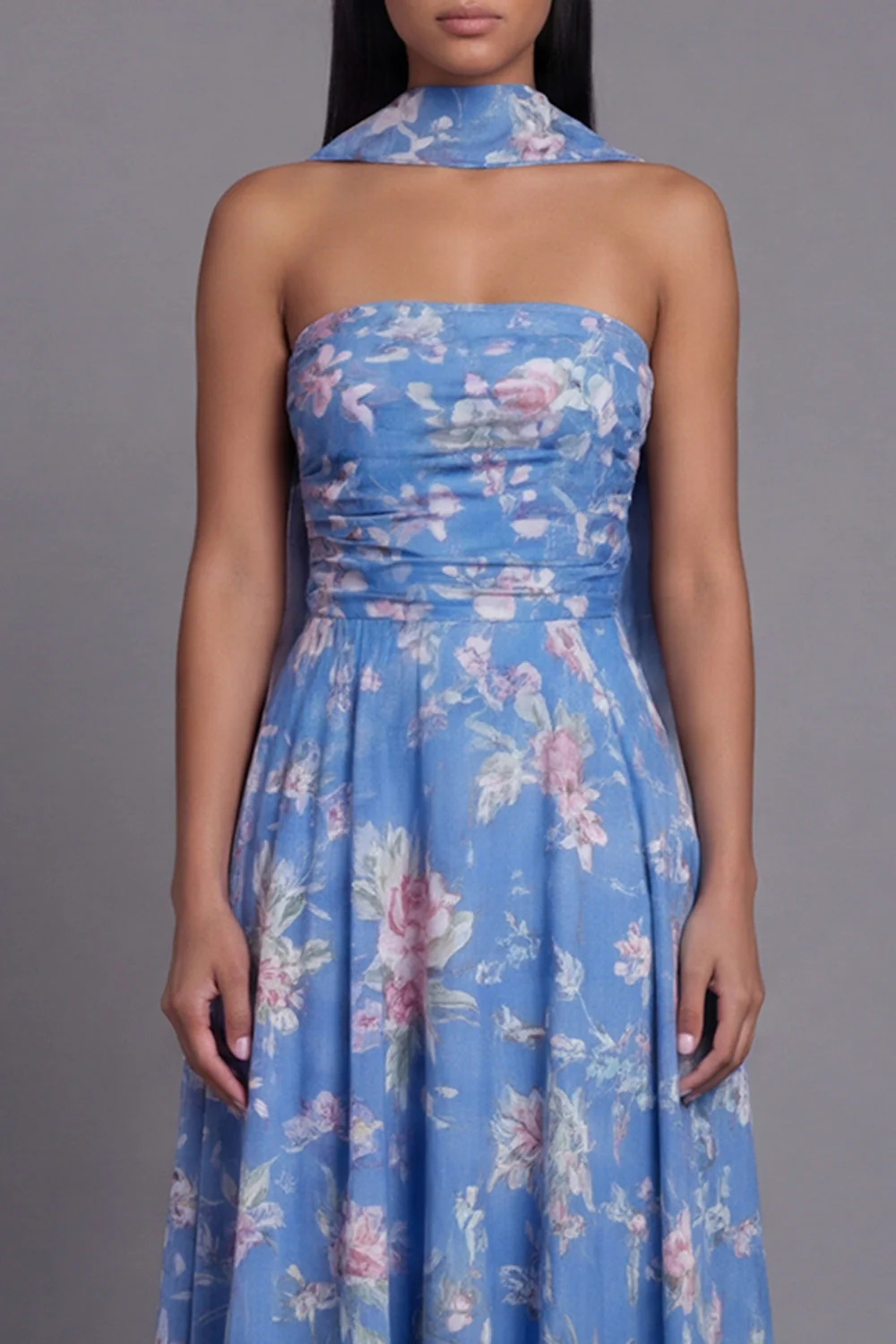 Robe de mariage Midi Midi à motifs de mariage en chiffon bleu à motifs floraux fourreau et écharpe - Image 4