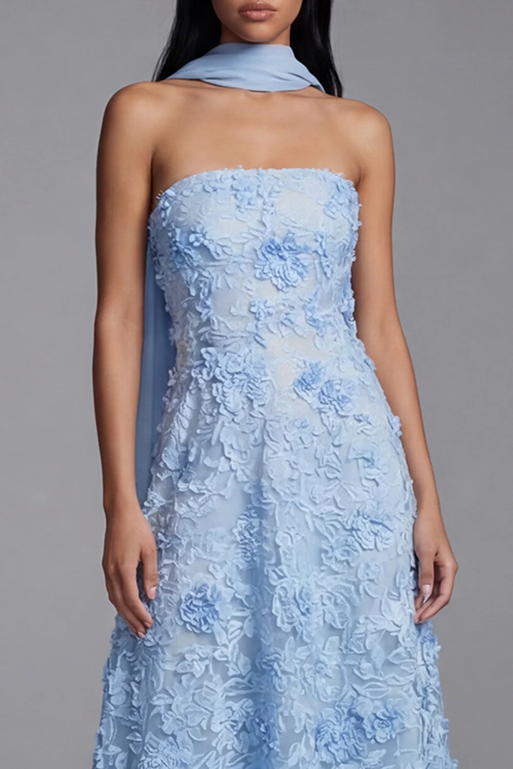 Robe de mariage midi midi fleurie appliquée bleue sans bretelles avec foulard - Image 4