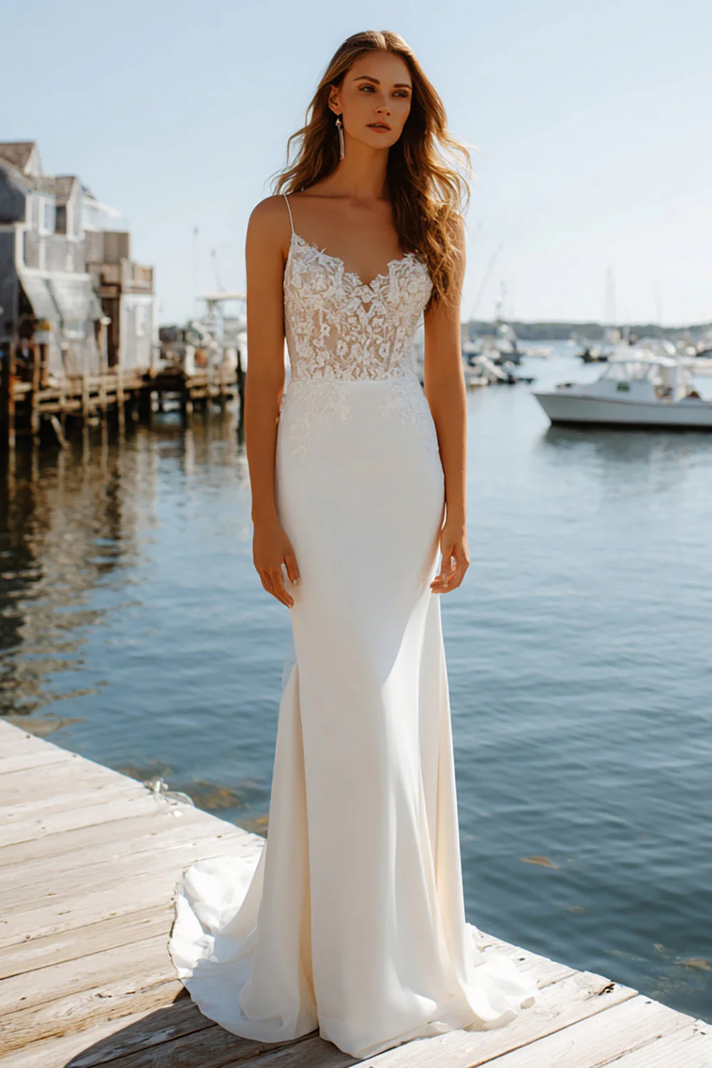 Robe de mariée à bretelles fines appliquées en écrou ivoire avec traîne en balayage - Image 5