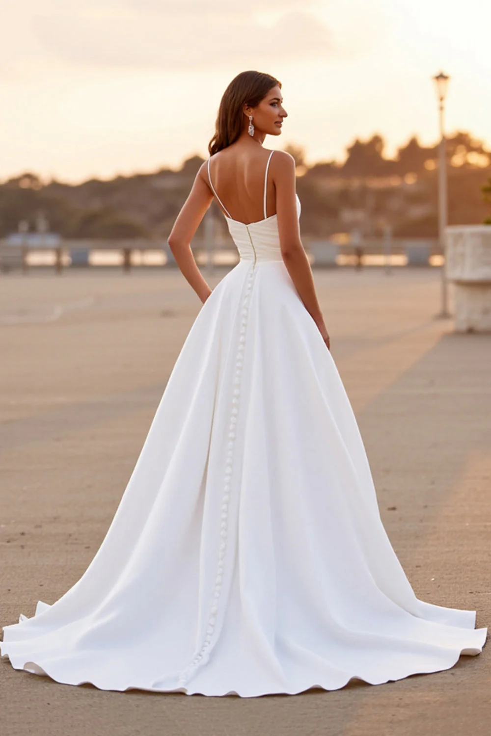 Robe de mariée à bretelles spaghetti blanches froncées hautes basses - Image 2