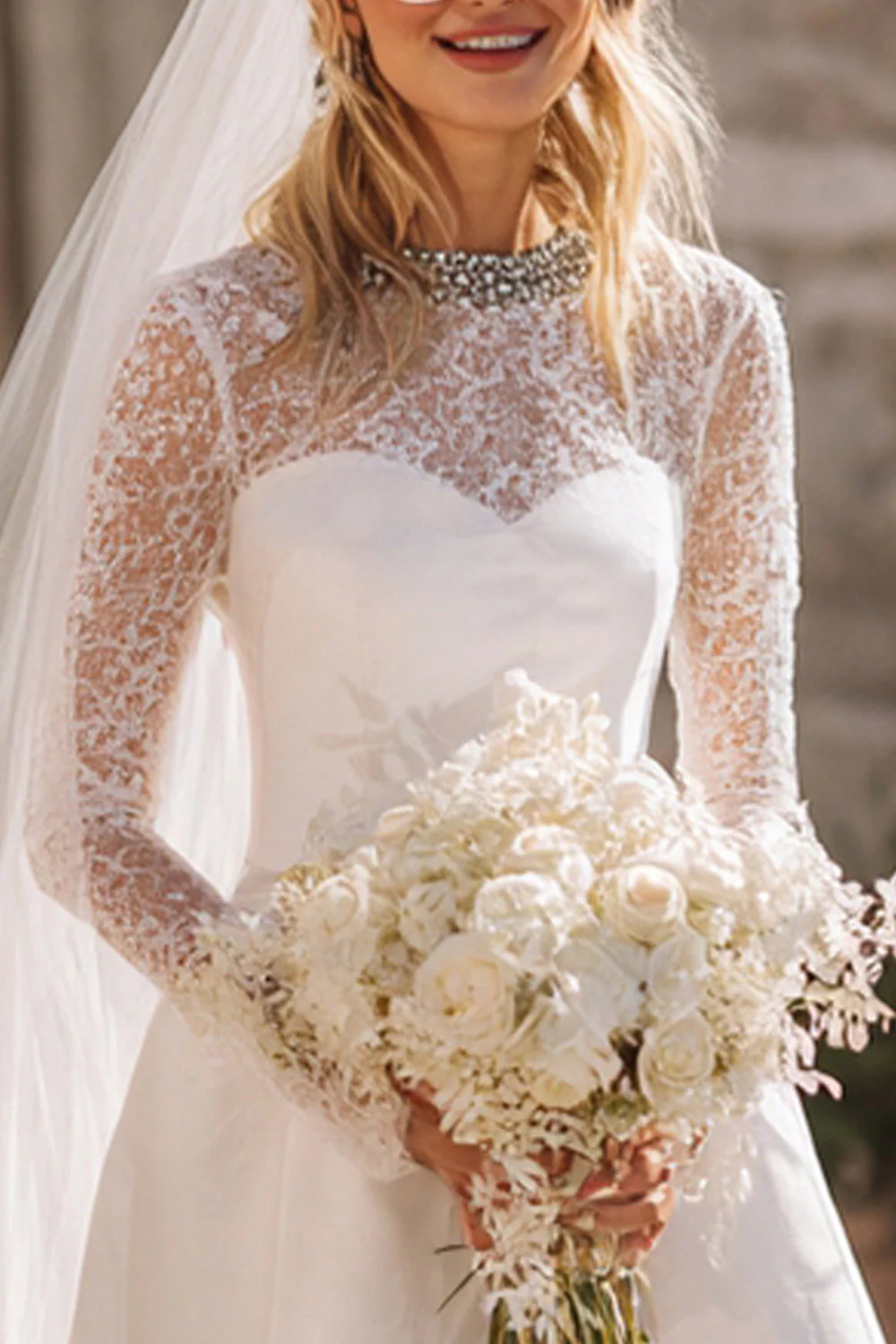 Robe de mariée à manches longues en dentelle blanche à une ligne - Image 2
