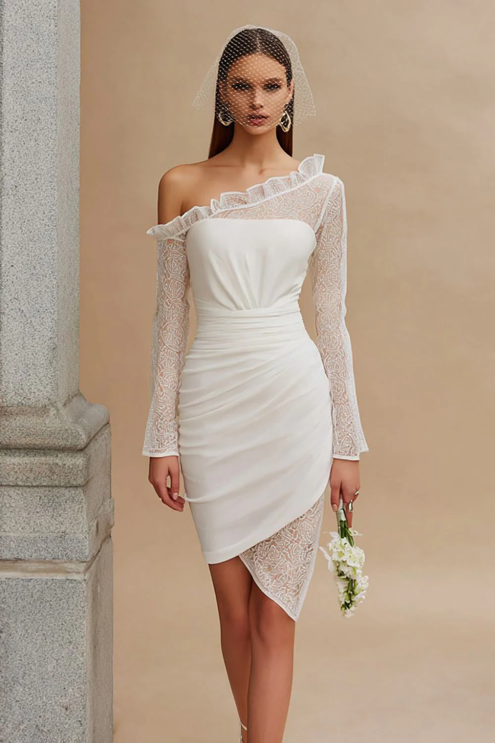 Robe de mariée asymétrique froncée en ivoire avec manches