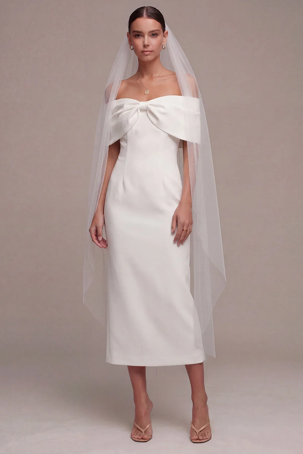 Robe de mariée blanche à épaule dénudée avec nœud