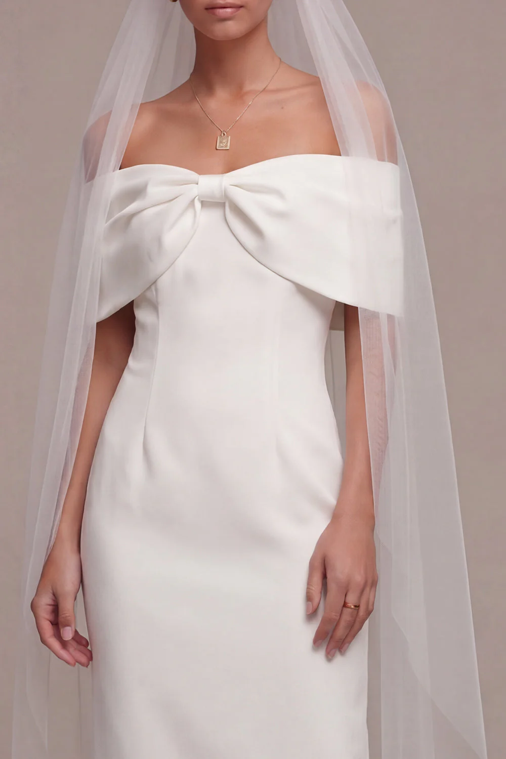 Robe de mariée blanche à épaule dénudée avec nœud - Image 3