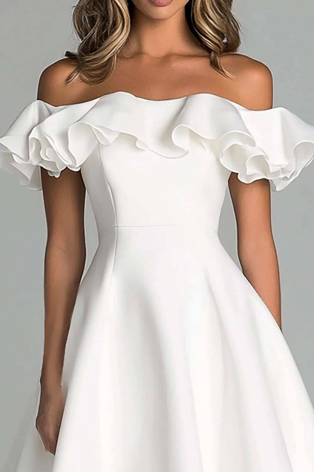 Robe de mariée blanche à épaules dénudées avec volants - Image 2