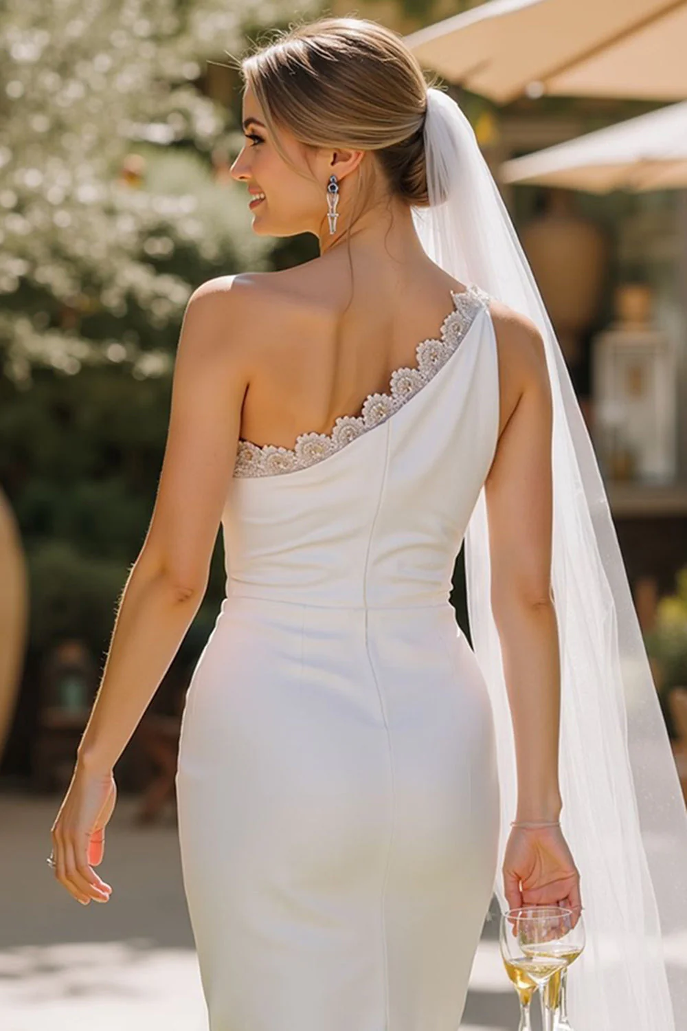 Robe de mariée blanche à fourreau en dentelle à une épaule - Image 4