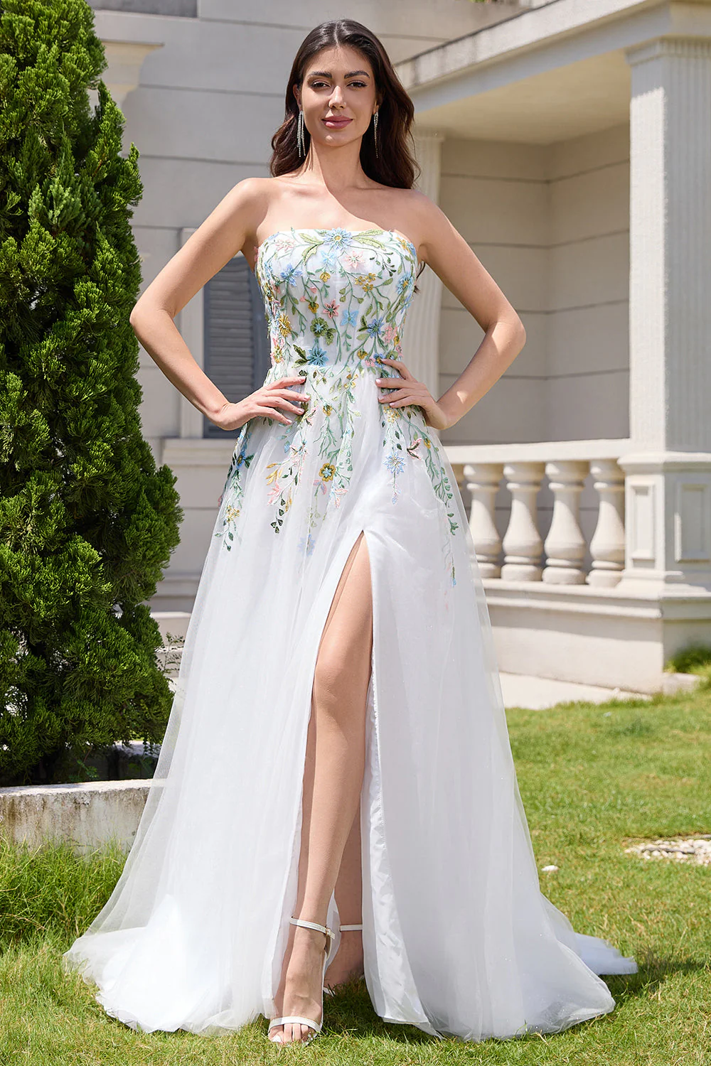 Robe de mariée blanche en tulle sans bretelles longue fendue avec des fleurs 3D - Image 6