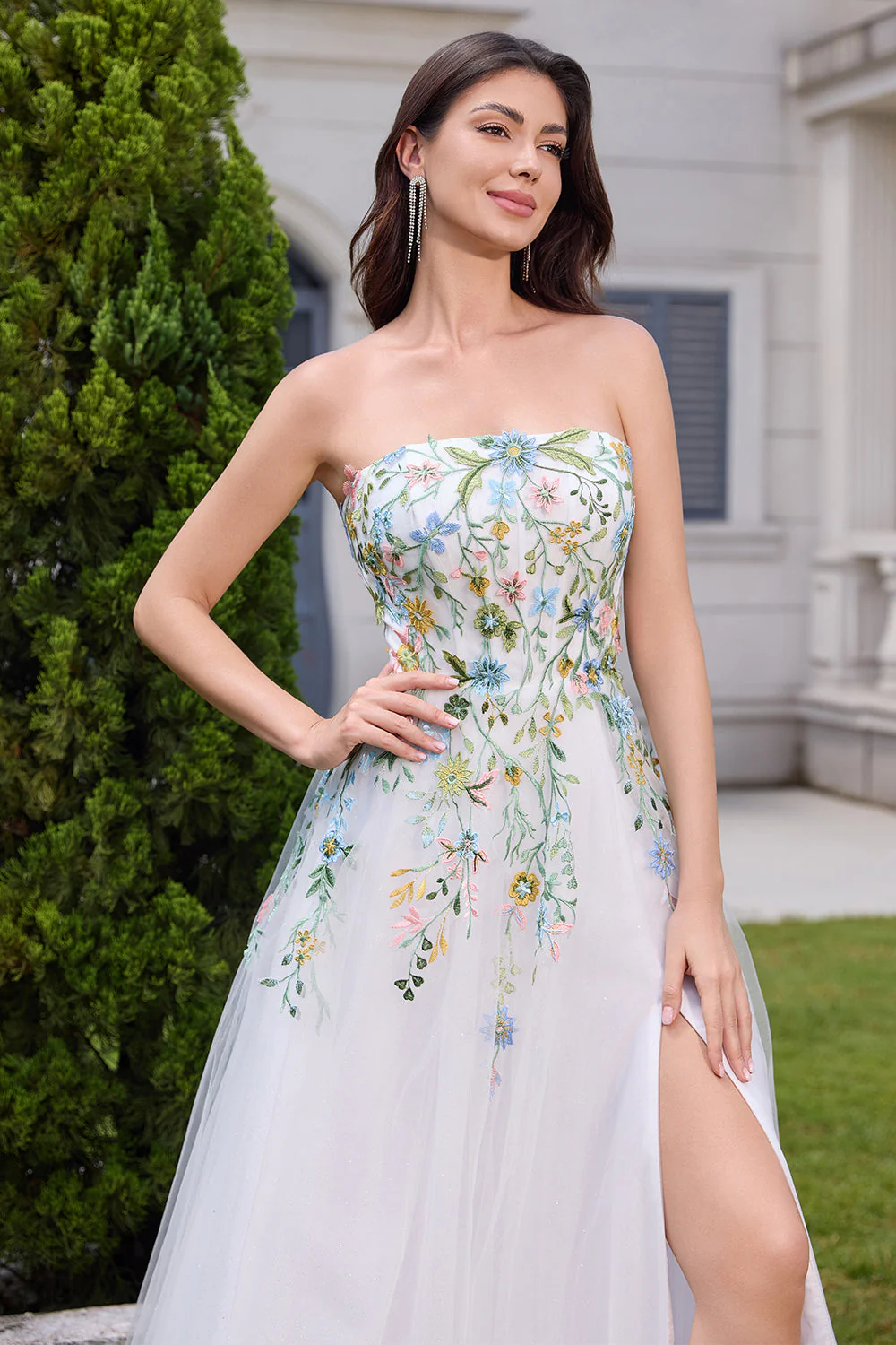 Robe de mariée blanche en tulle sans bretelles longue fendue avec des fleurs 3D - Image 7