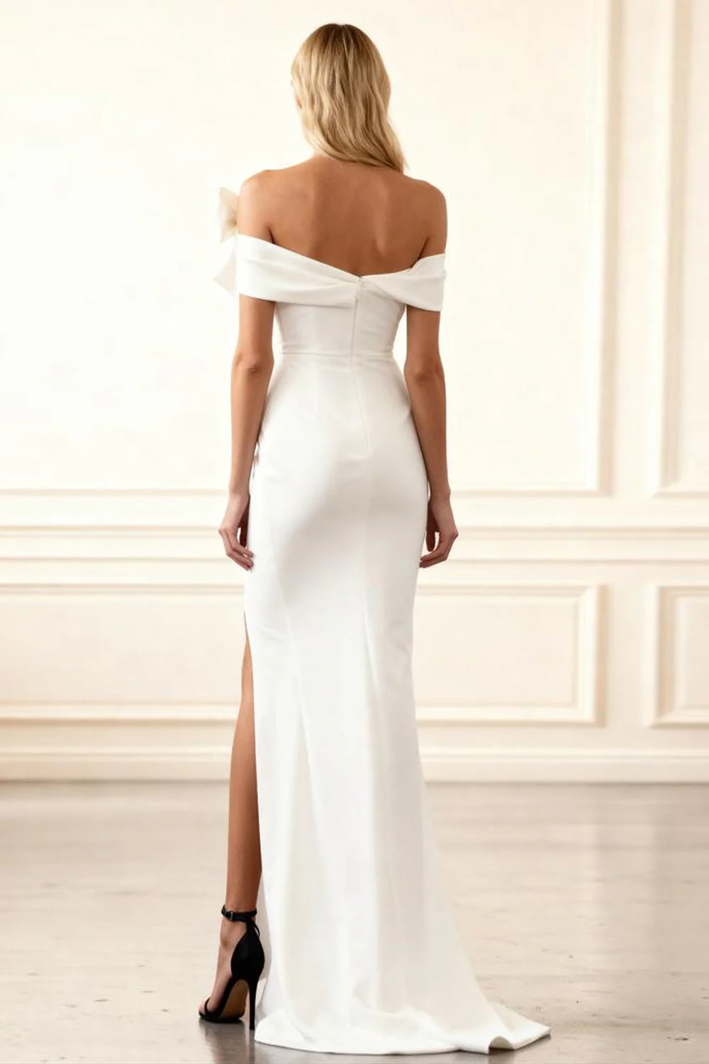 Robe de mariée blanche fourreau à épaules dénudées avec fente - Image 2