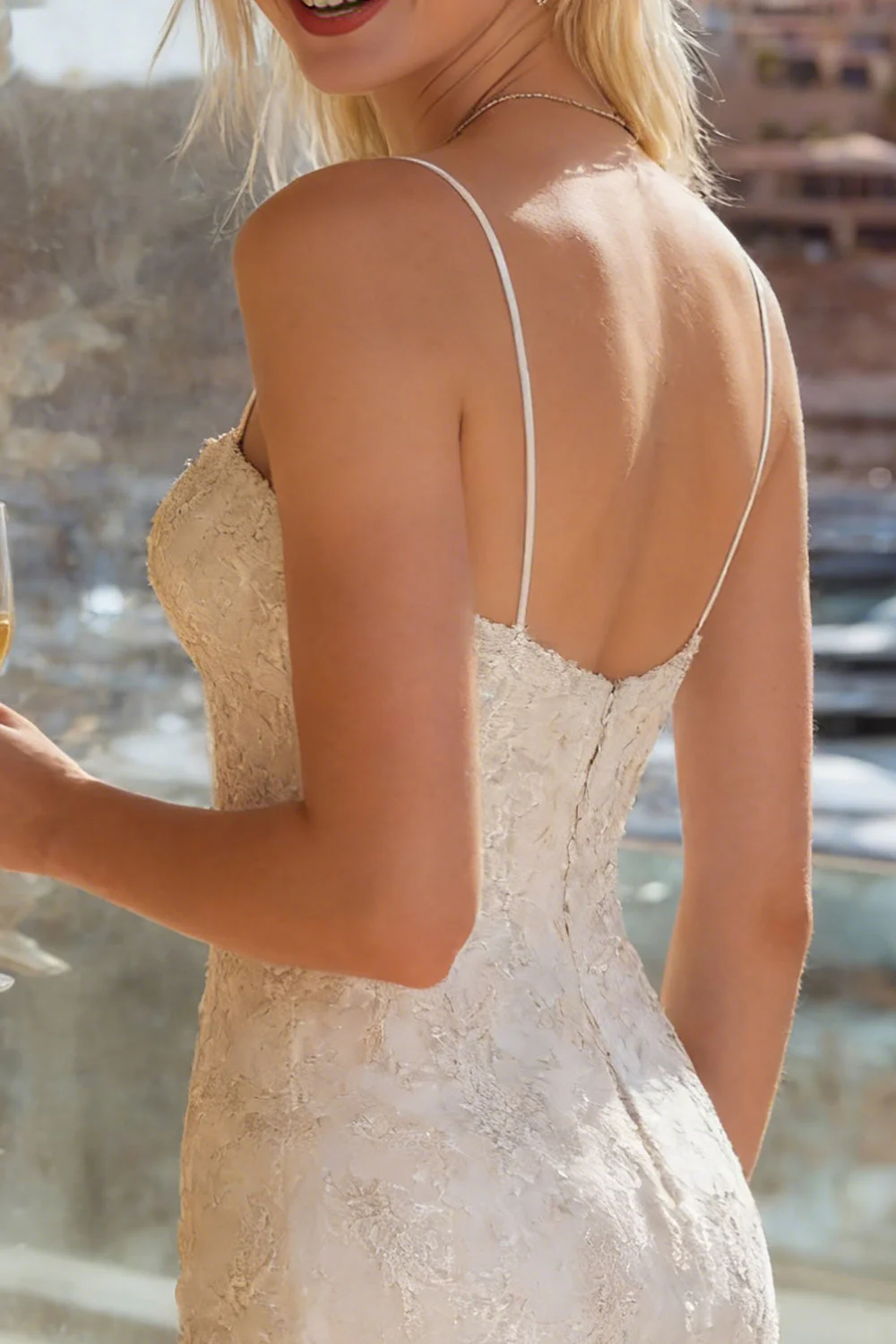 Robe de mariée bodycon en dentelle ivoire à bretelles fines - Image 4