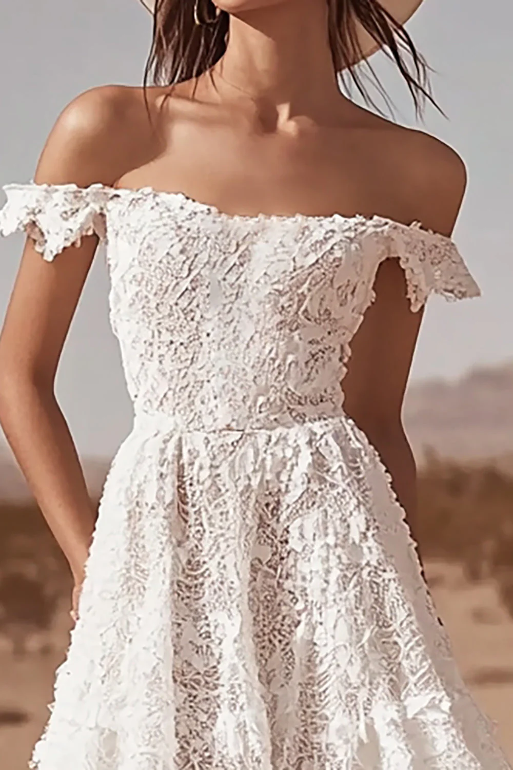 Robe de mariée bohème en dentelle blanche à épaules dénudées - Image 4