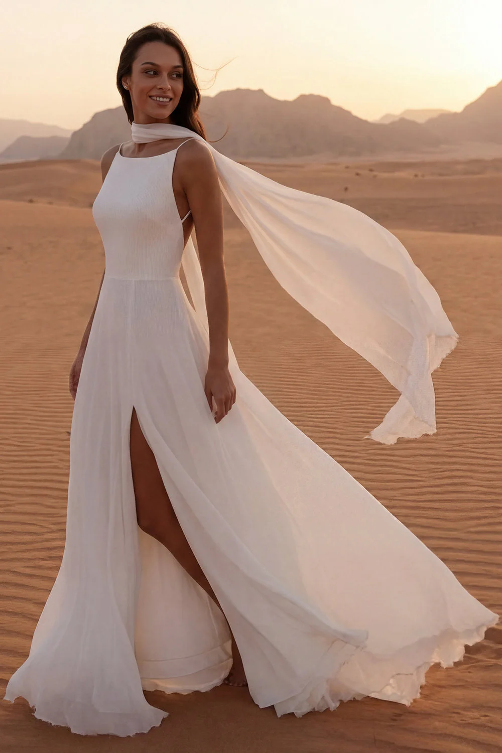 Robe de mariée bohème longue à bretelles fines en ivoire A Line avec écharpe