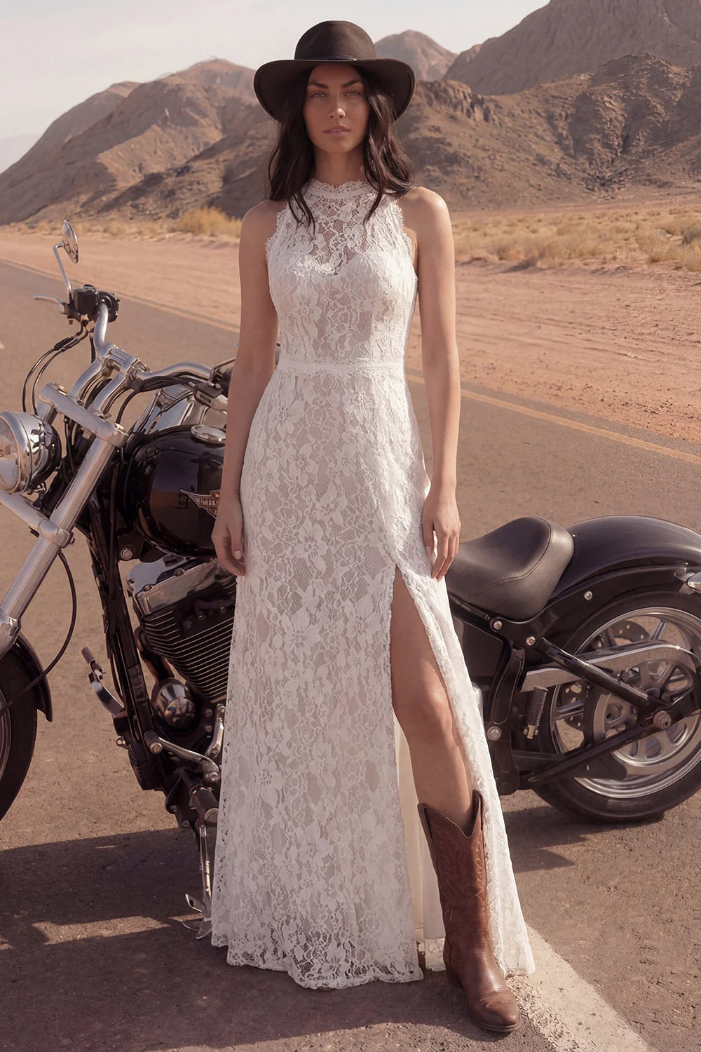 Robe de mariée bohème longue ivoire col haut en dentelle avec fente