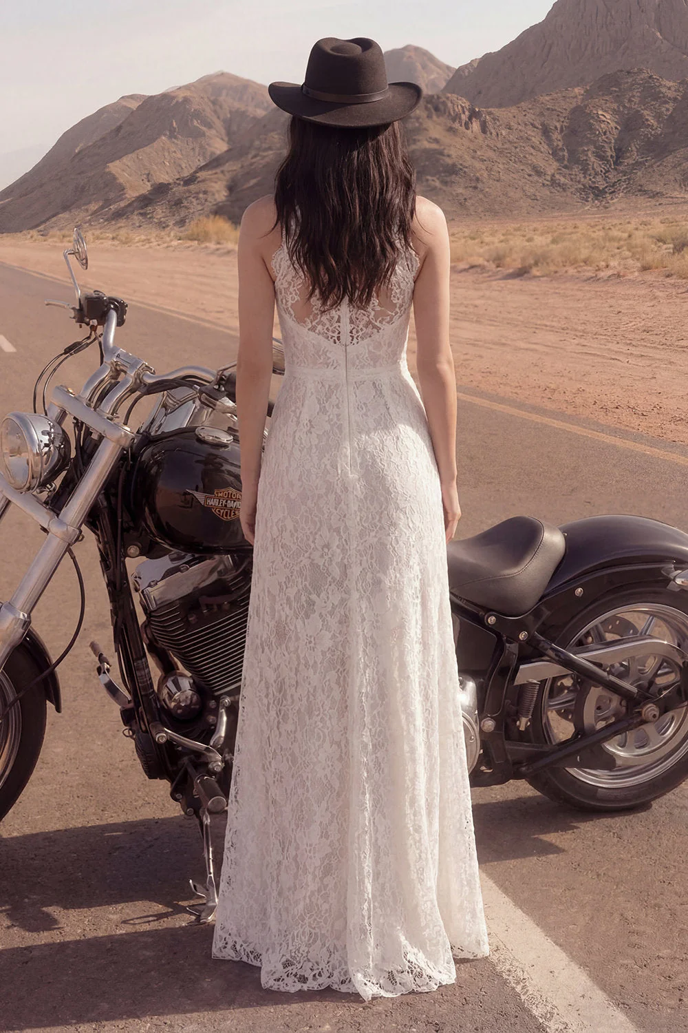 Robe de mariée bohème longue ivoire col haut en dentelle avec fente - Image 2