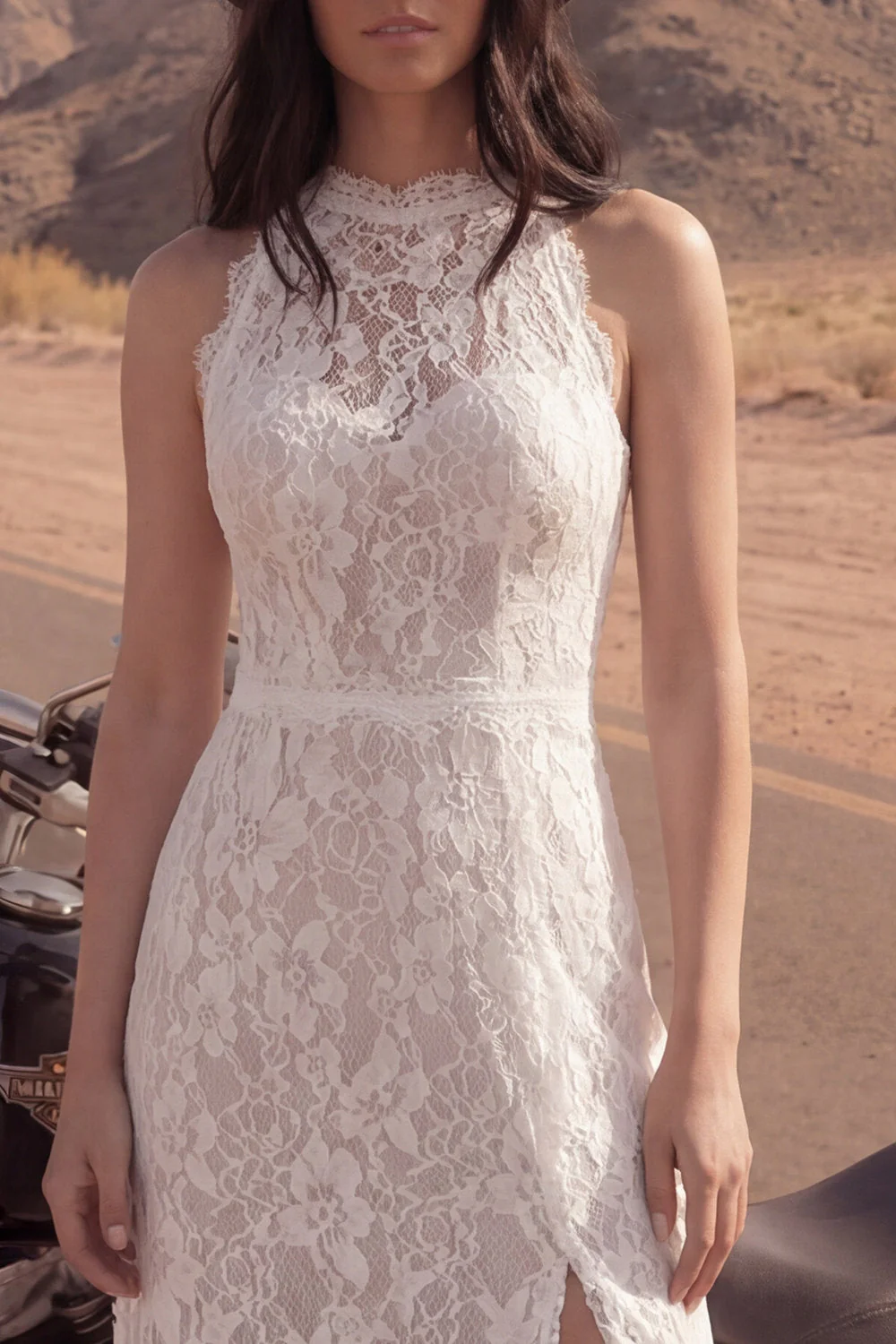 Robe de mariée bohème longue ivoire col haut en dentelle avec fente - Image 4
