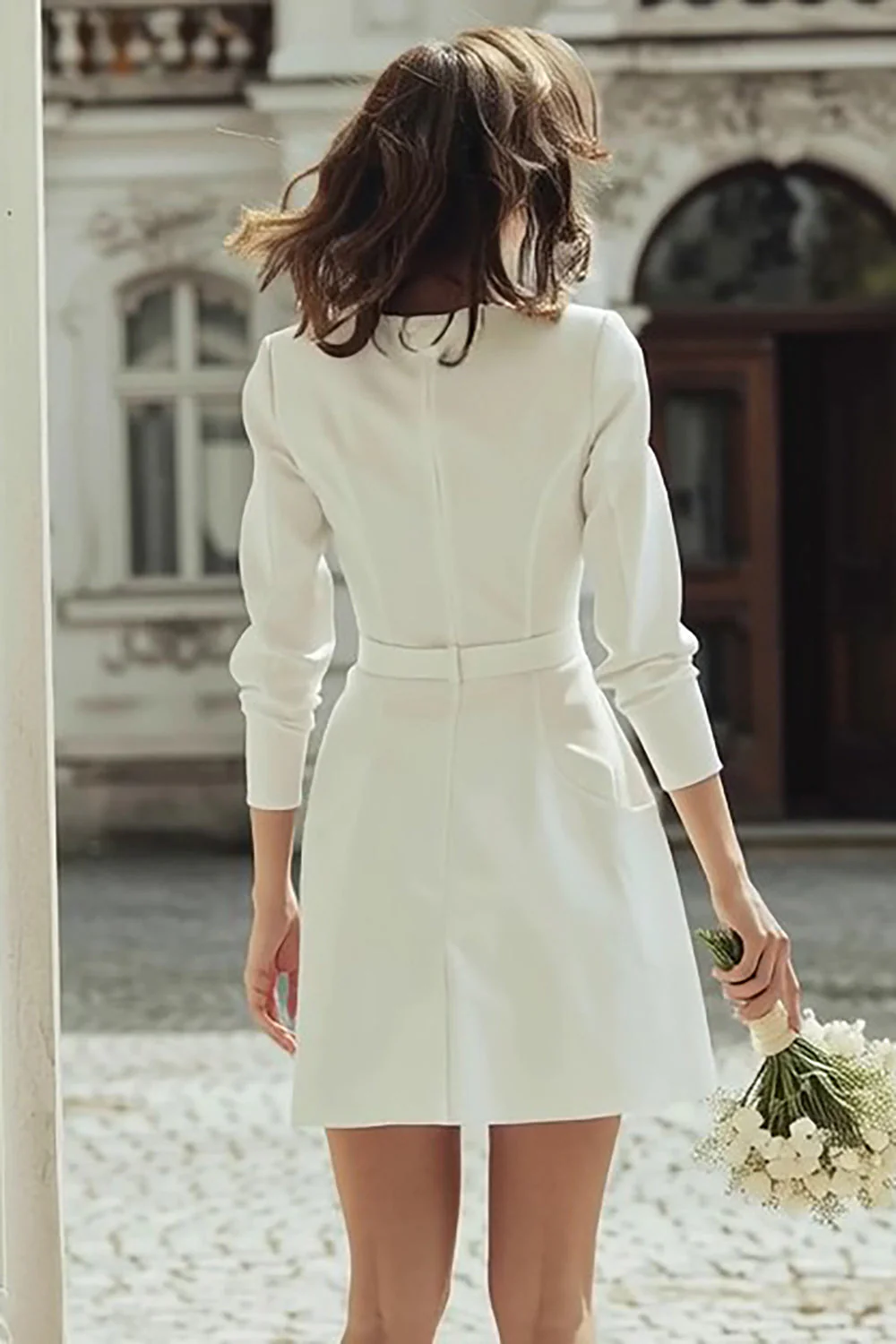 Robe de mariée courte à col bateau bodycon en ivoire avec boutons - Image 2