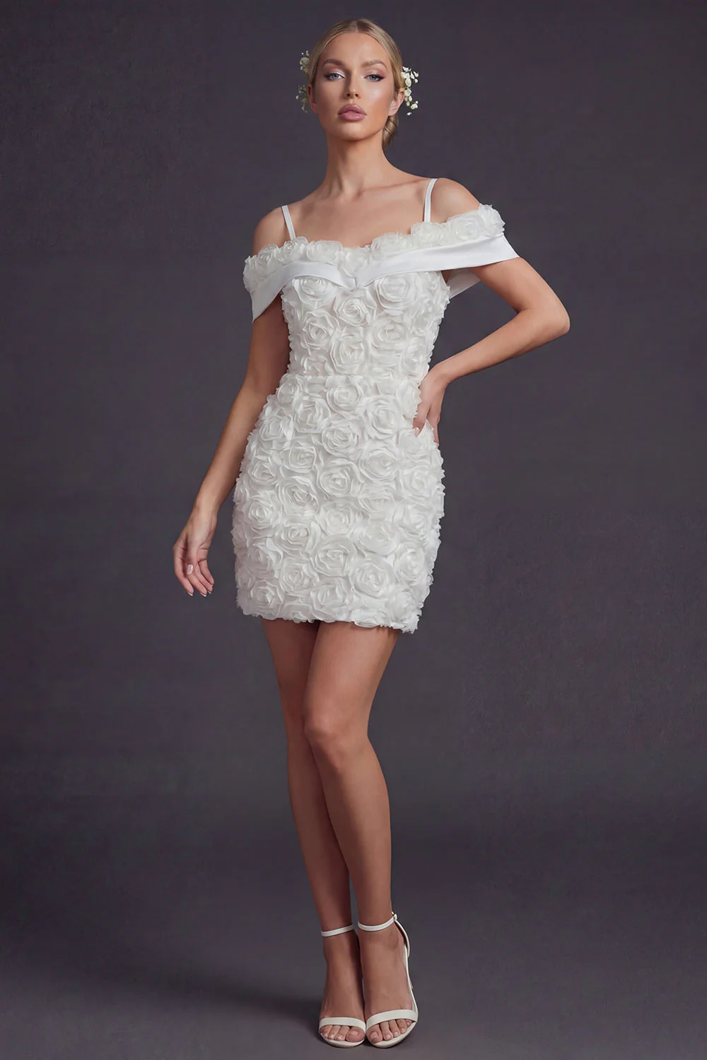 Robe de mariée courte blanche à épaules froides Bodycon avec des fleurs 3D