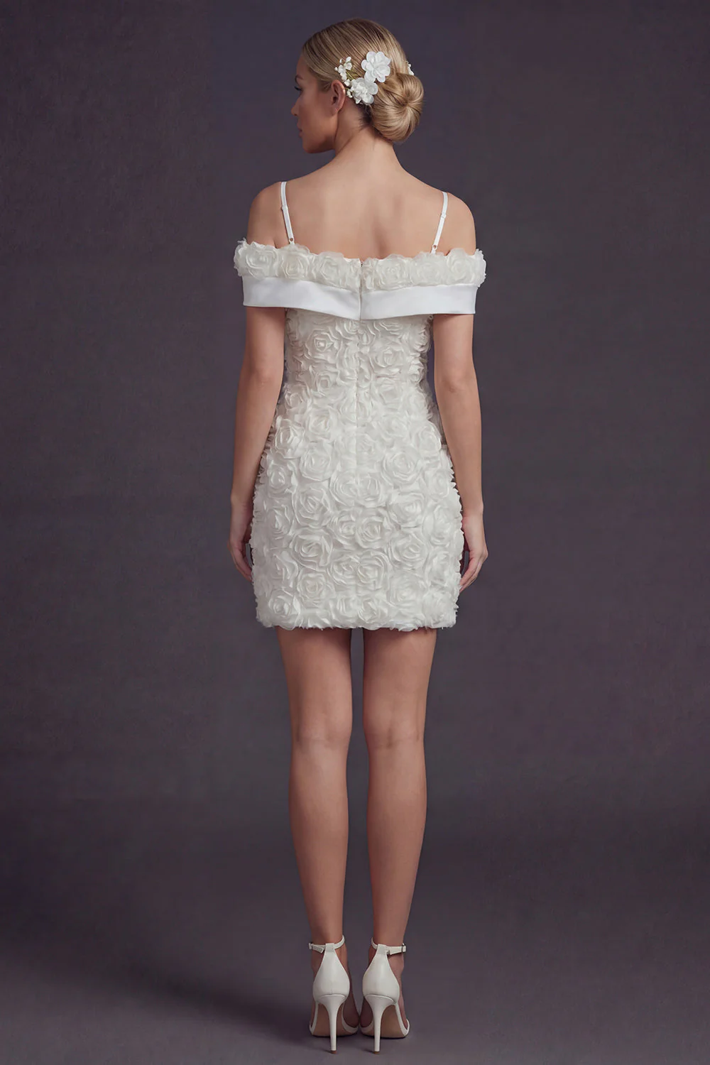 Robe de mariée courte blanche à épaules froides Bodycon avec des fleurs 3D - Image 2
