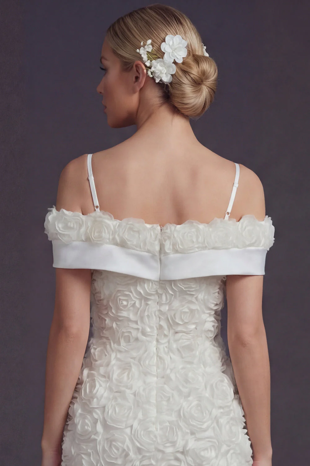 Robe de mariée courte blanche à épaules froides Bodycon avec des fleurs 3D - Image 4