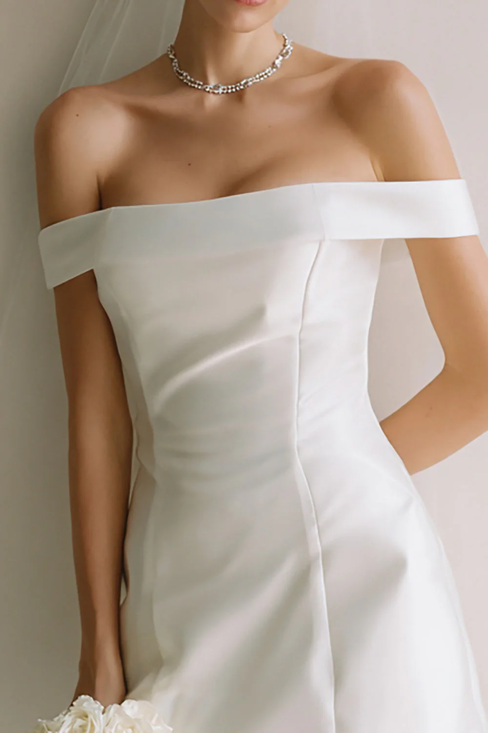 Robe de mariée courte Courthouse en satin blanc à épaules dénudées - Image 2