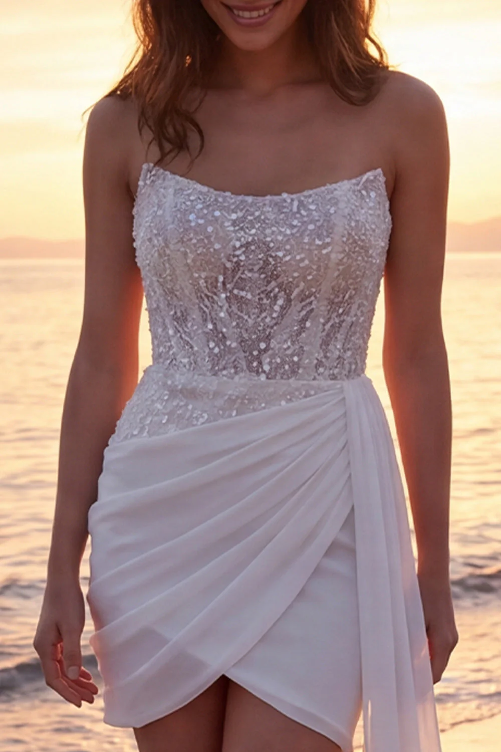 Robe de mariée courte et scintillante en ivoire sans bretelles perlée avec une cape latérale - Image 3