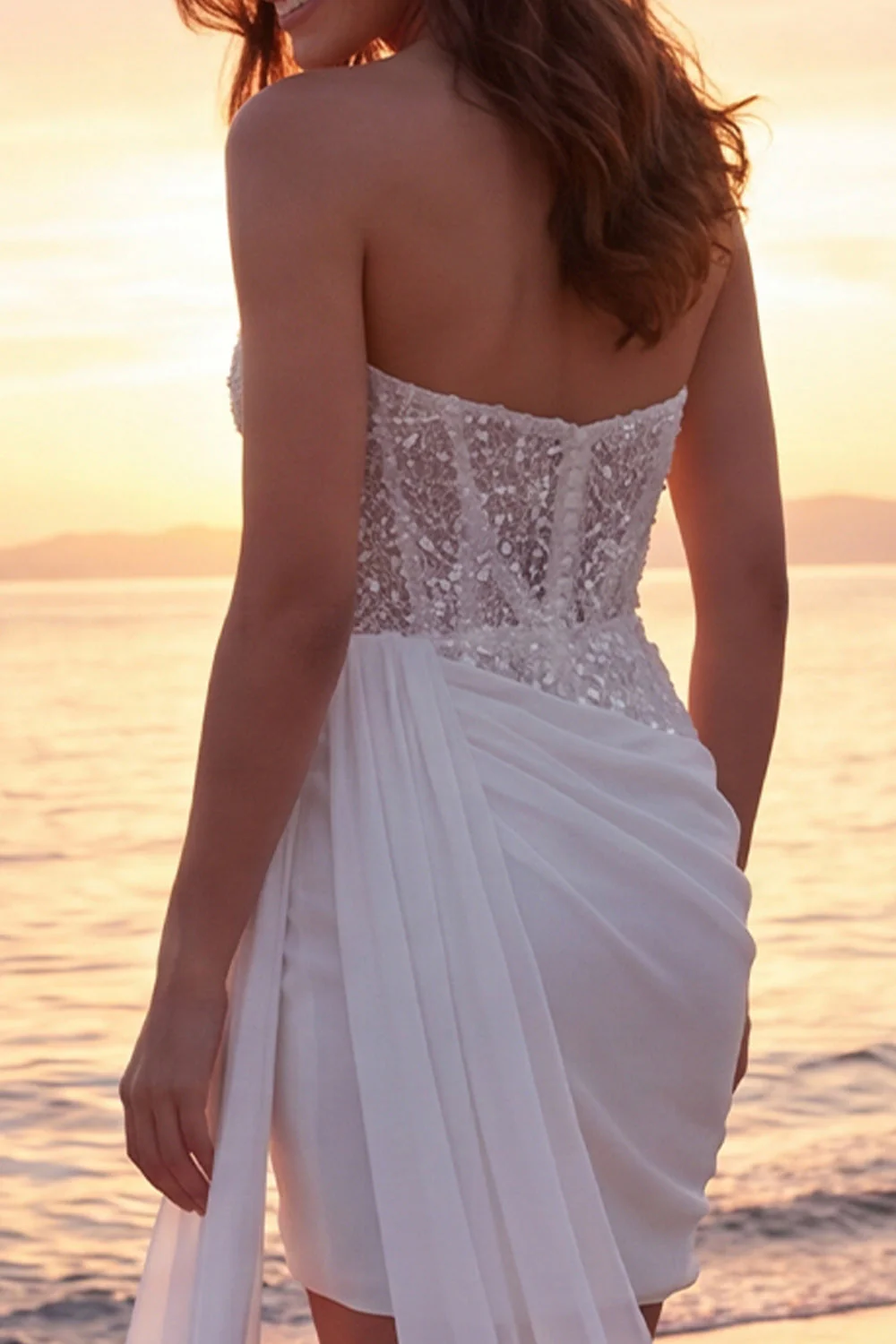 Robe de mariée courte et scintillante en ivoire sans bretelles perlée avec une cape latérale - Image 4