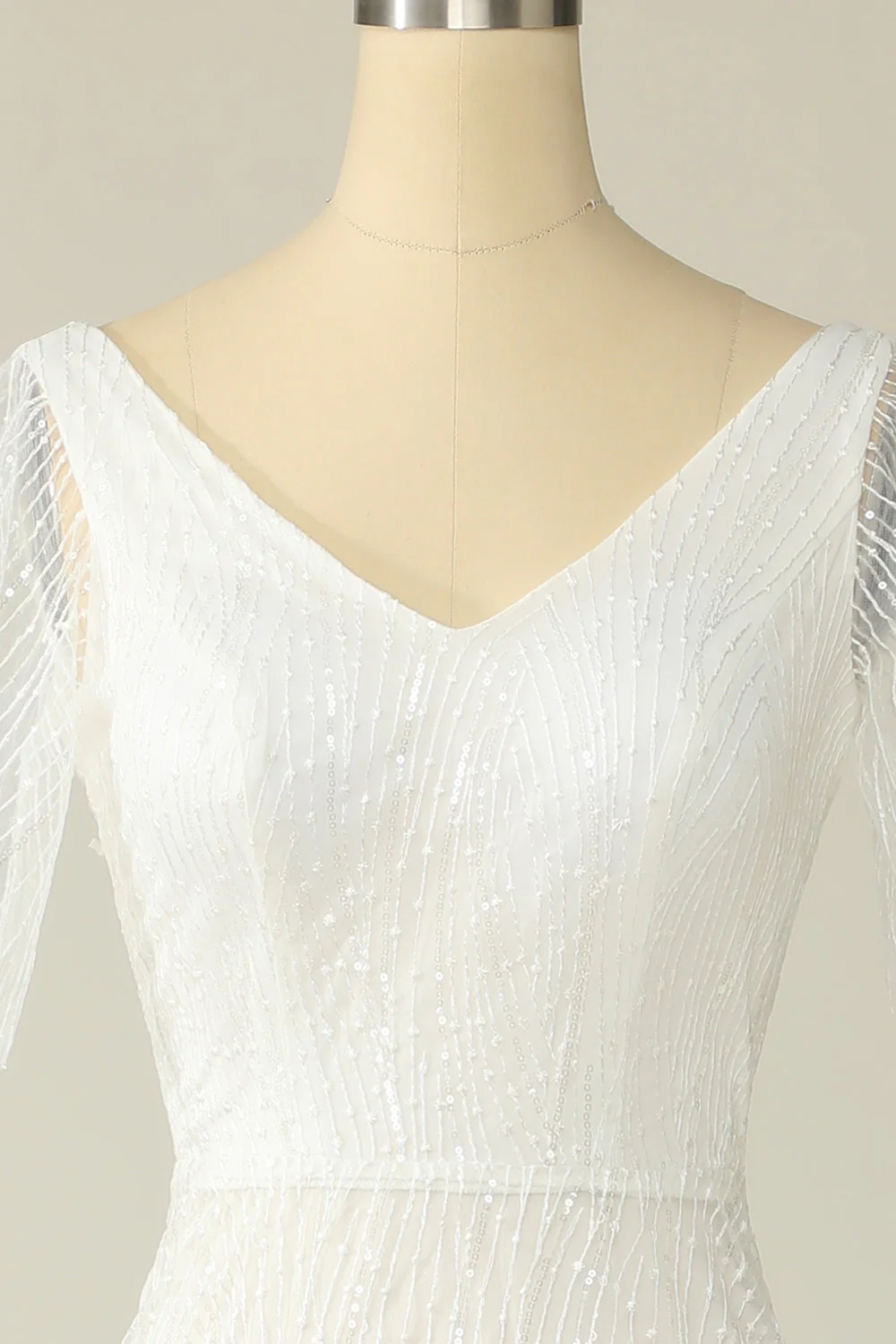 Robe de mariée en dentelle à col V blanc - Image 4