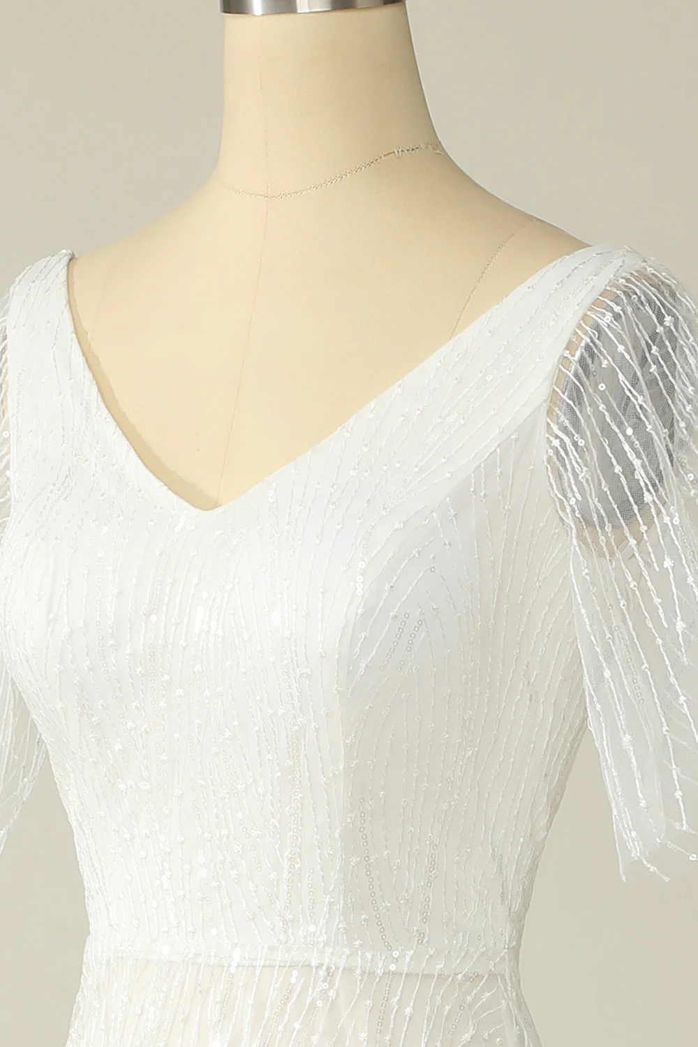 Robe de mariée en dentelle à col V blanc - Image 5