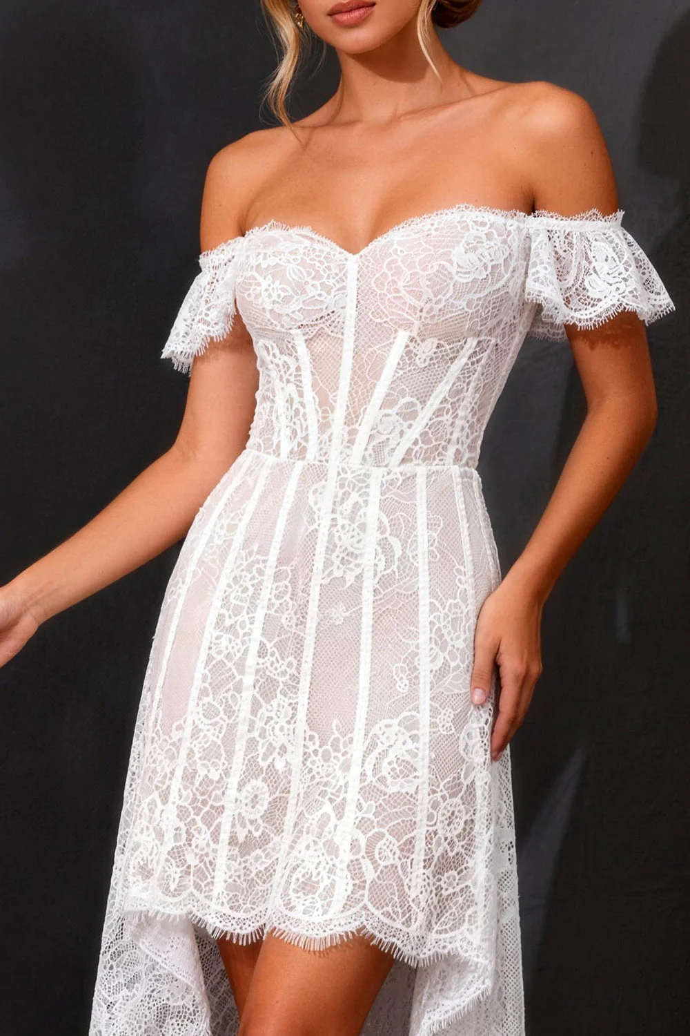 Robe de mariée en dentelle blanche à épaules dénudées - Image 3