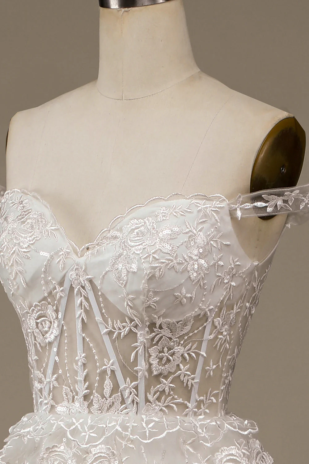 Robe de mariée en dentelle blanche scintillante avec fente - Image 6