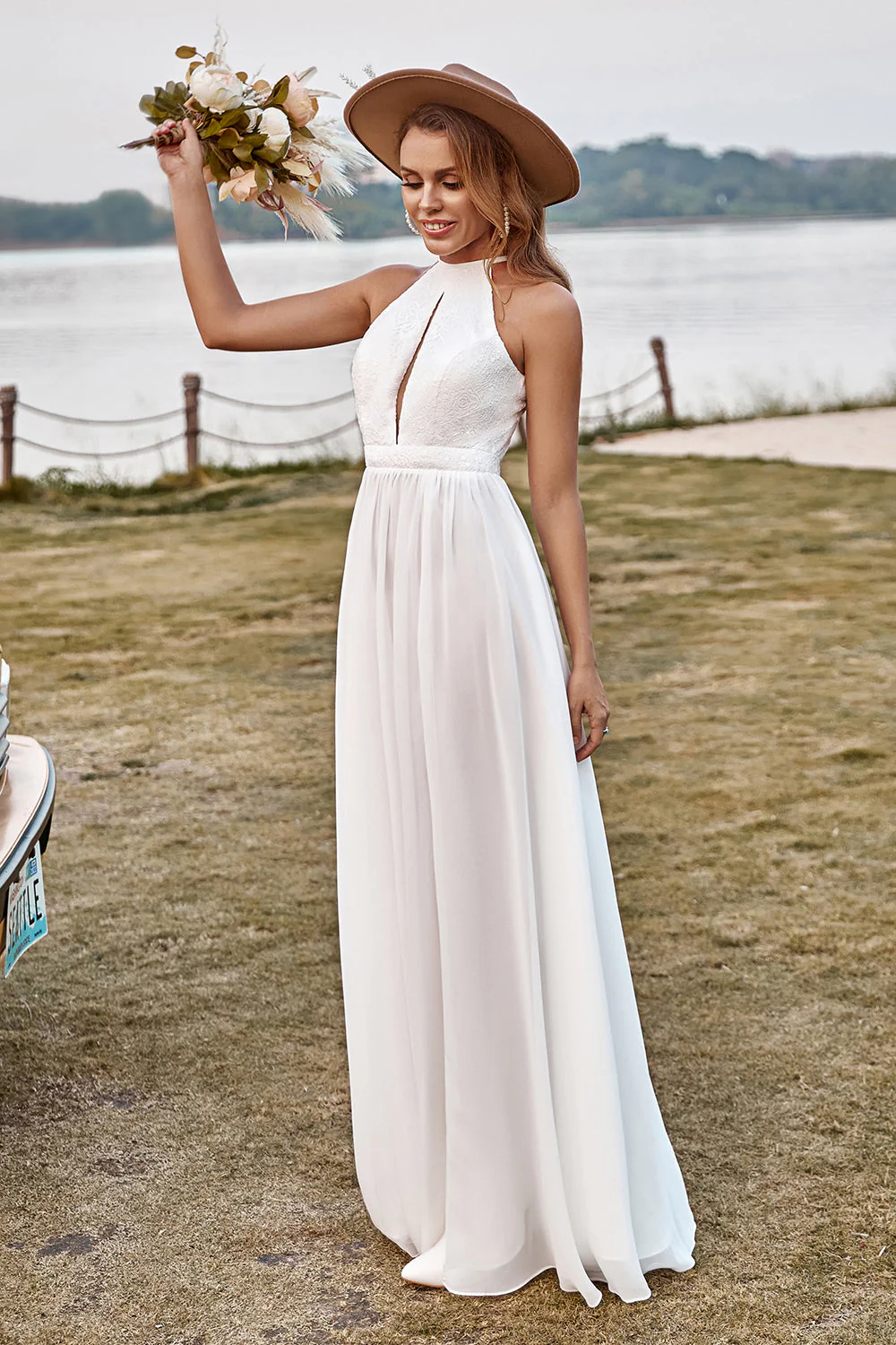 Robe de mariée en dentelle ivoire en mousseline de soie Halter Boho avec fente - Image 3
