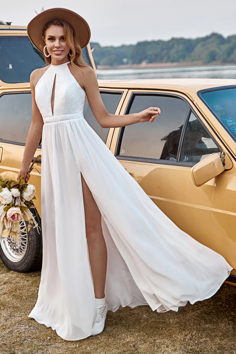 Robe de mariée en dentelle ivoire en mousseline de soie Halter Boho avec fente - Image 4