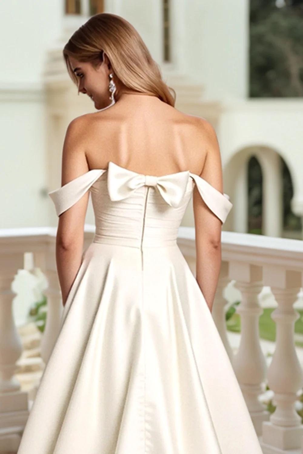 Robe de mariée A-line blanche en satin à épaules dénudées avec nœud - Image 5