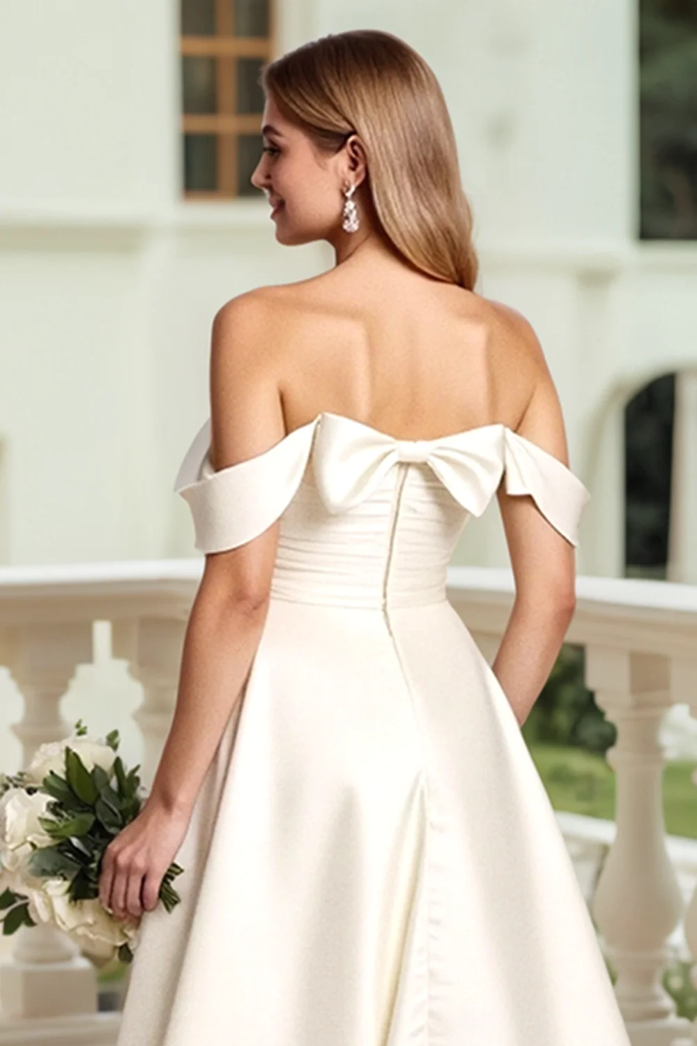 Robe de mariée A-line blanche en satin à épaules dénudées avec nœud - Image 6