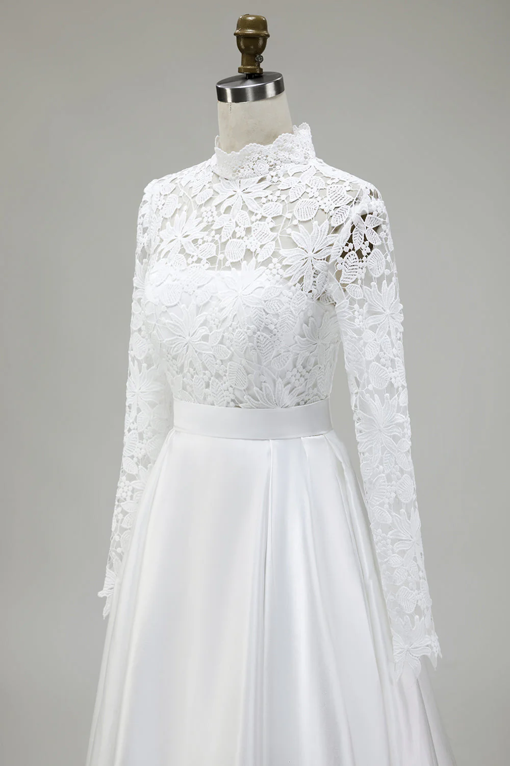 Robe de mariée en satin ivoire à col montant trapèze avec dentelle - Image 6
