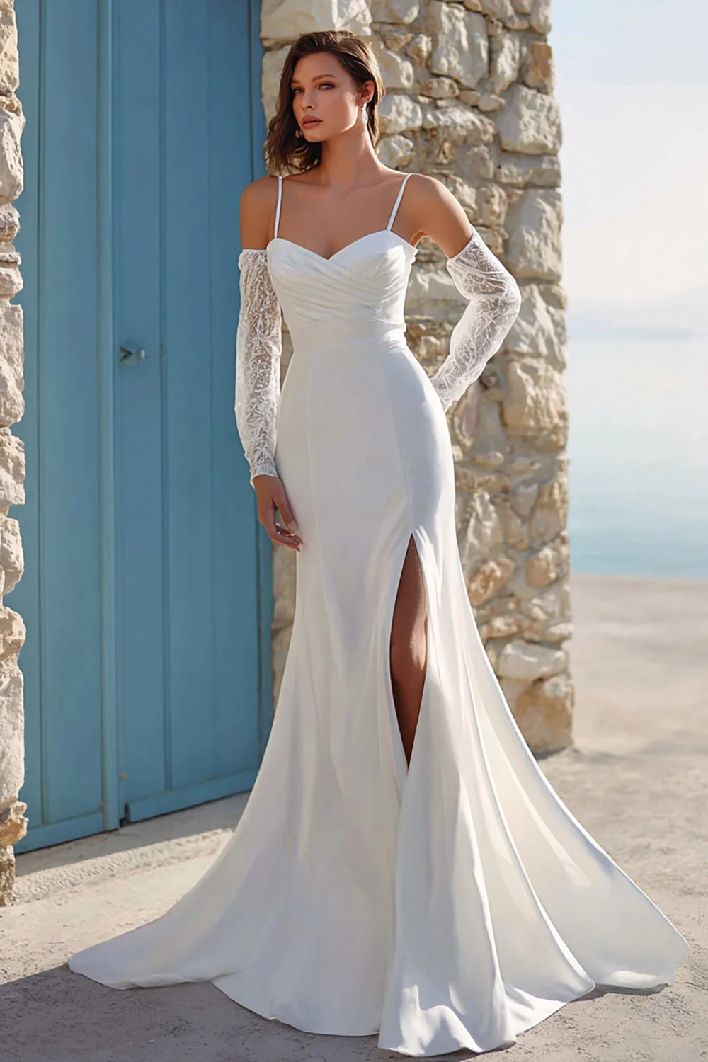Robe de mariée en train à bretelles fines en mer en ivoire avec fente