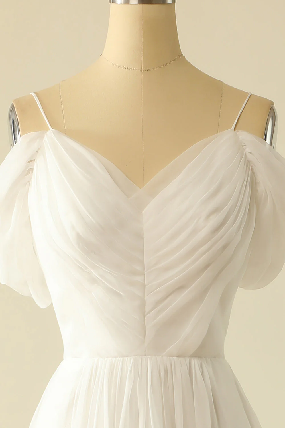 Robe de mariée en tulle blanc sur l’épaule - Image 4