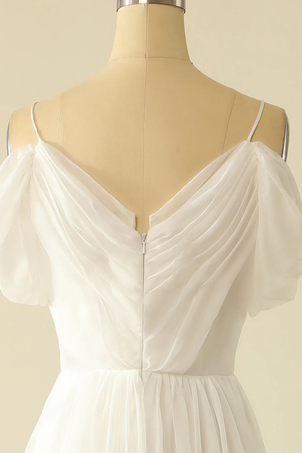 Robe de mariée en tulle blanc sur l’épaule - Image 5