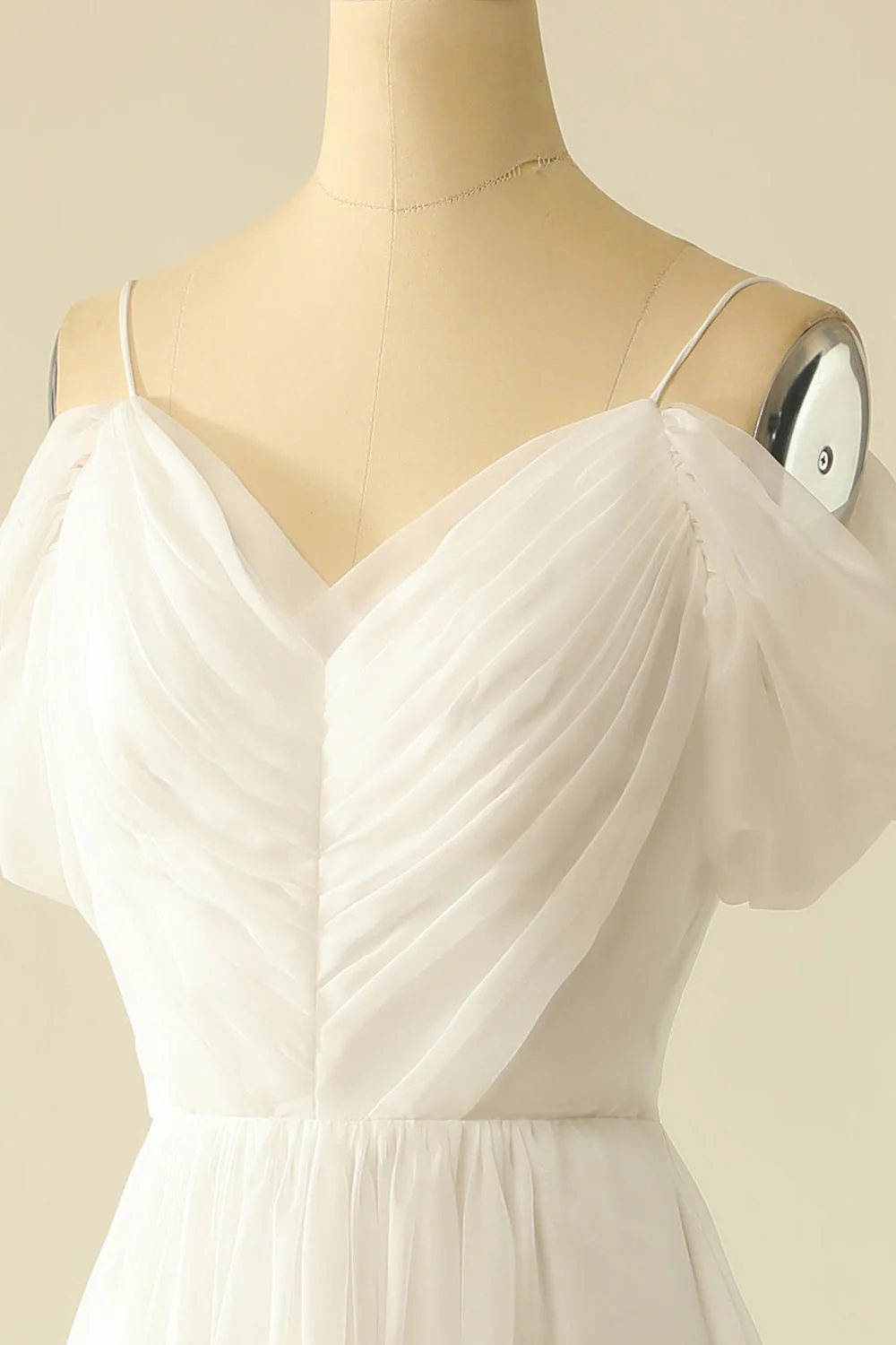 Robe de mariée en tulle blanc sur l’épaule - Image 6
