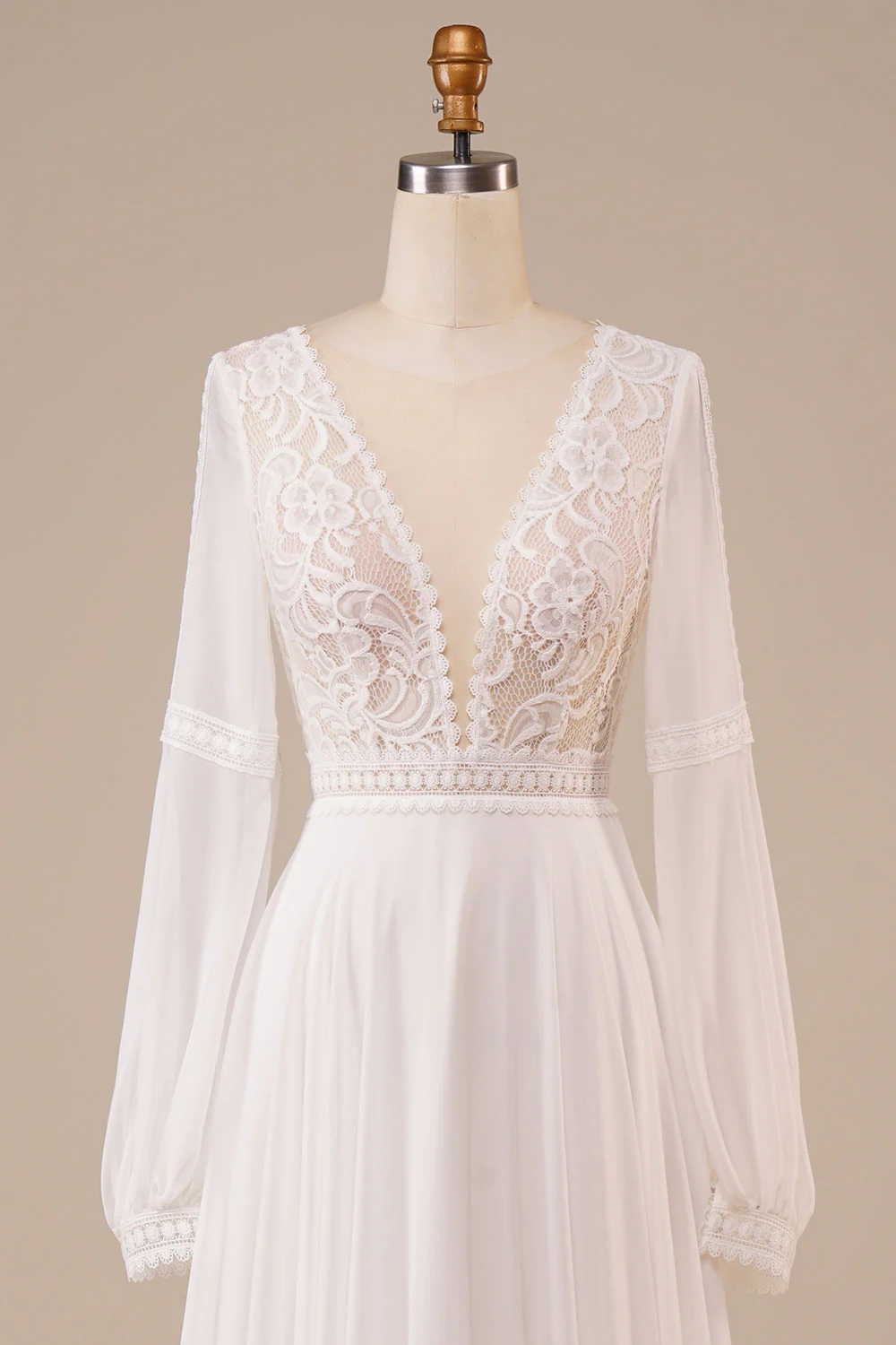 Robe de mariée ivoire à manches longues avec dentelle - Image 4