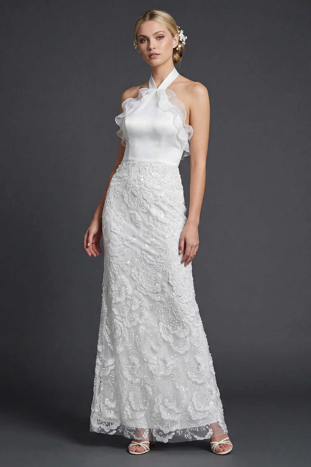 Robe de mariée longue à manteaux blancs à volants en forme de dos nus