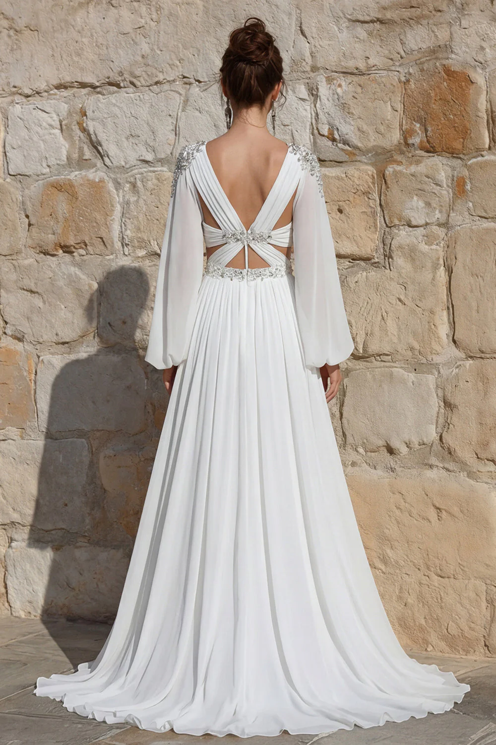 Robe de mariée longue à perles en chiffon ivoire avec une ligne et une fente - Image 2