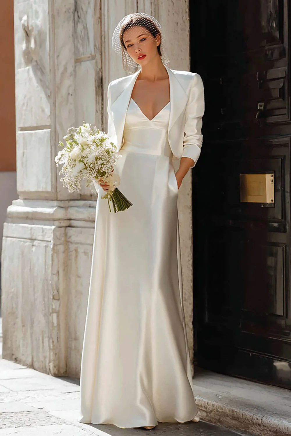 Robe de mariée longue au sol en satin ivoire en 2 pièces à col en V avec veste