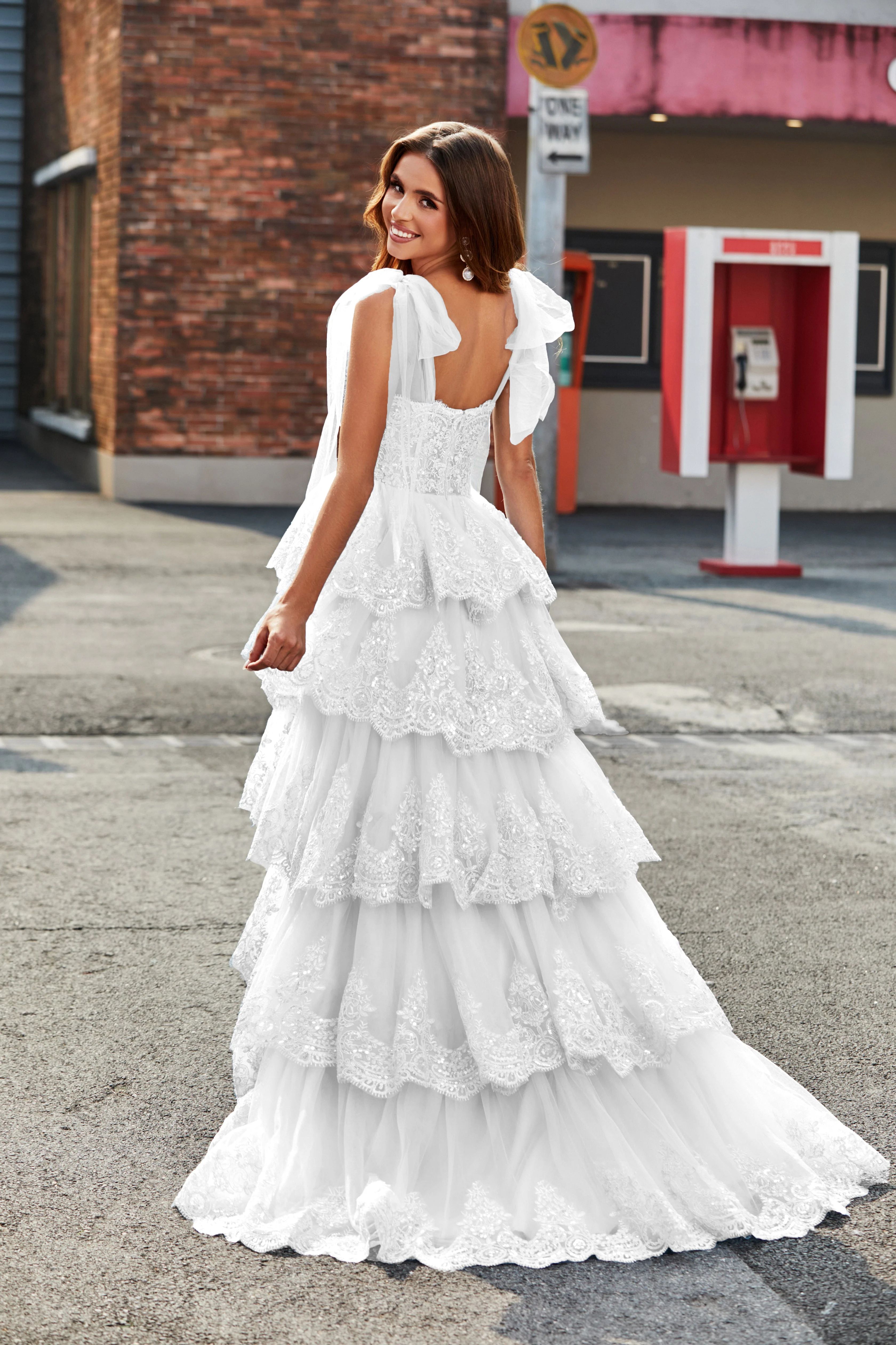 Robe de mariée longue en dentelle à plusieurs niveaux blanche - Image 2