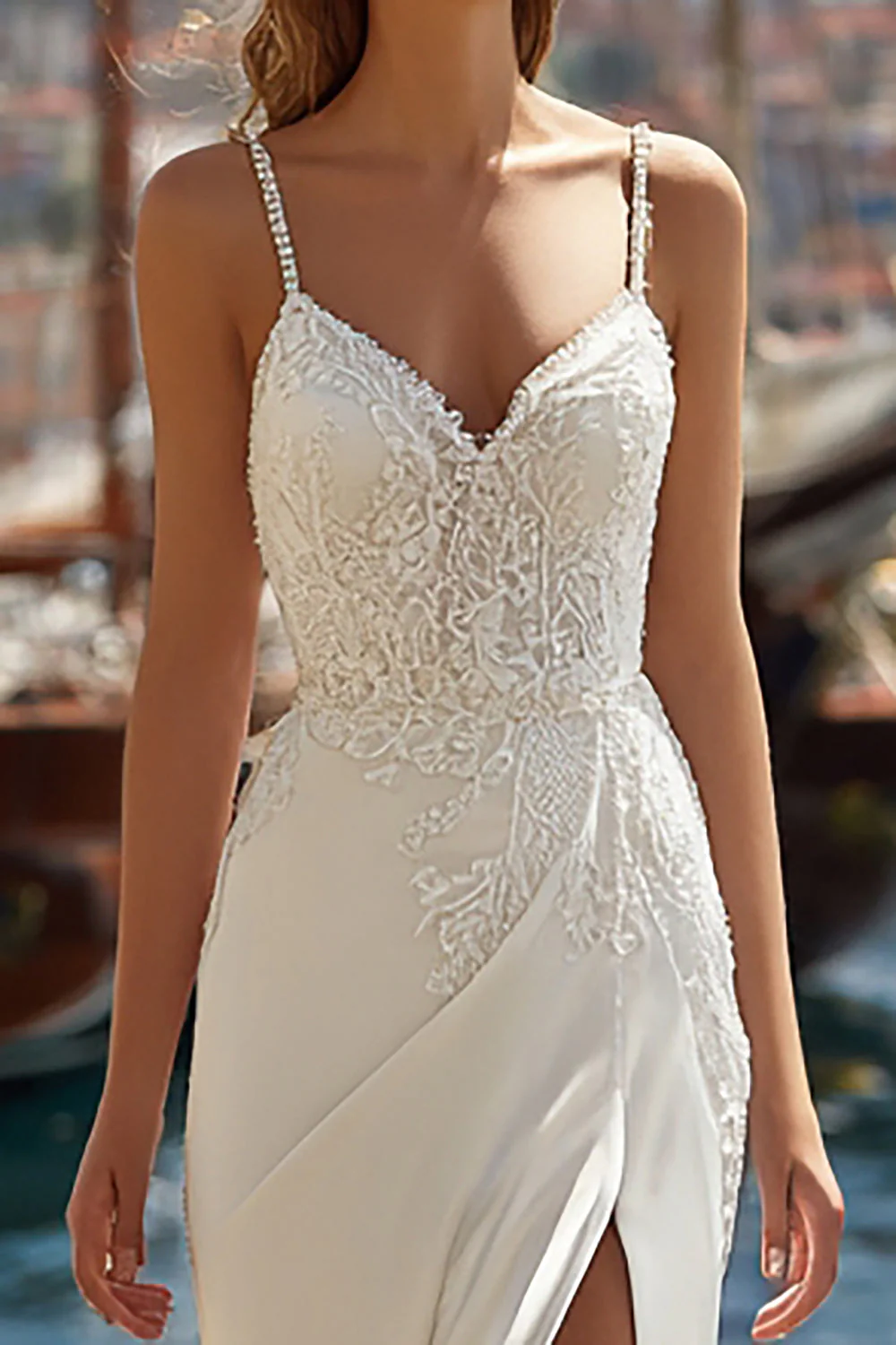 Robe de mariée longue en dentelle appliquée en ivoire à bretelles en A avec fente - Image 3