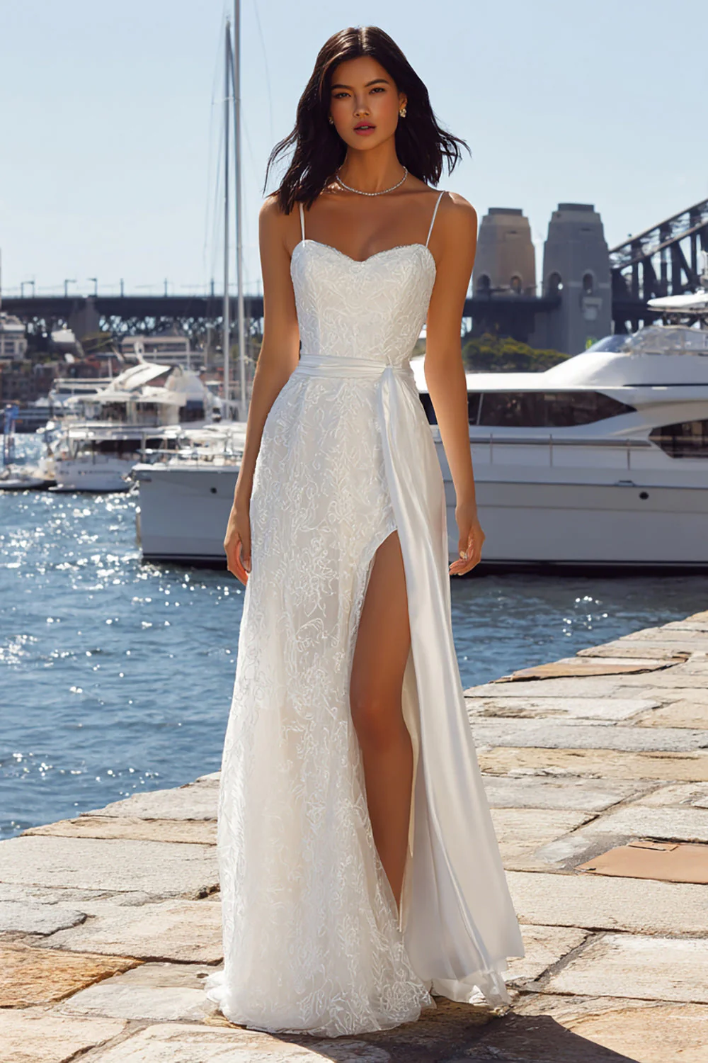 Robe de mariée longue en lace étui ivoire avec fente - Image 4