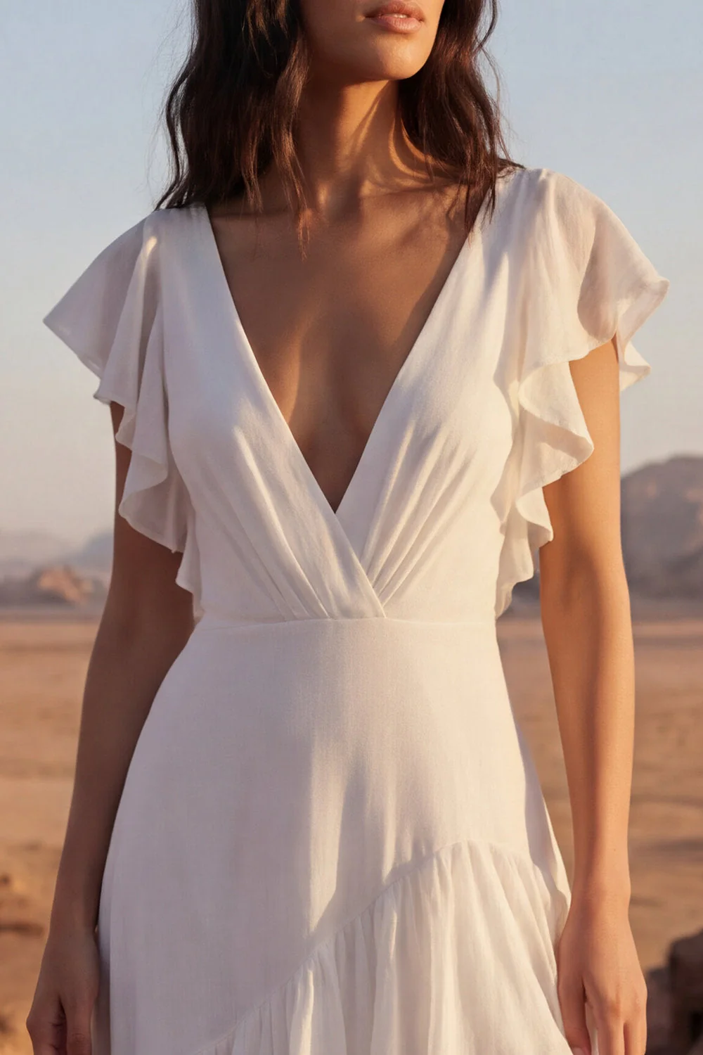 Robe de mariée longue plage à volants en ivoire à col en V - Image 3
